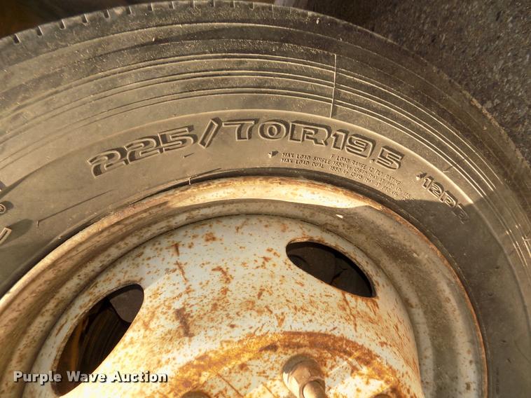 image for item DA3051 2004 Ford F550 Super Duty service truck with crane