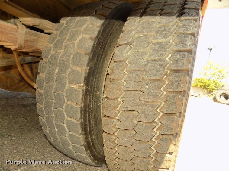 image for item DA3051 2004 Ford F550 Super Duty service truck with crane