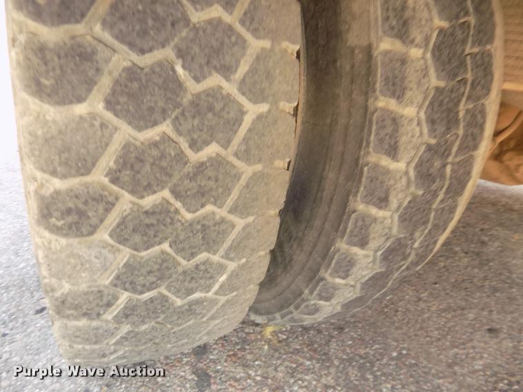 image for item DA3051 2004 Ford F550 Super Duty service truck with crane