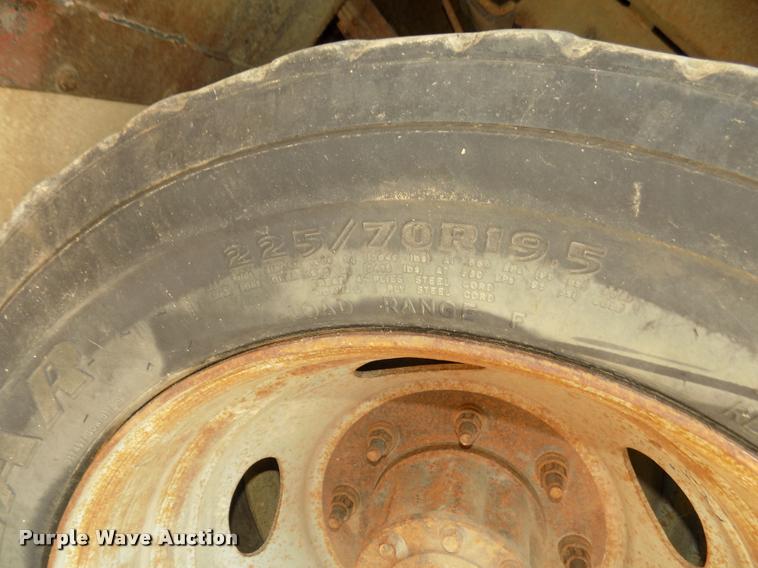 image for item DA3051 2004 Ford F550 Super Duty service truck with crane