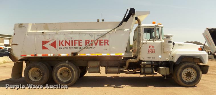 image for item DA3053 1991 Mack RD690S dump truck