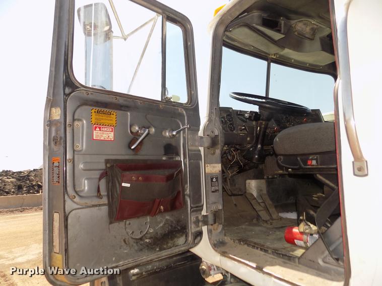 image for item DA3053 1991 Mack RD690S dump truck