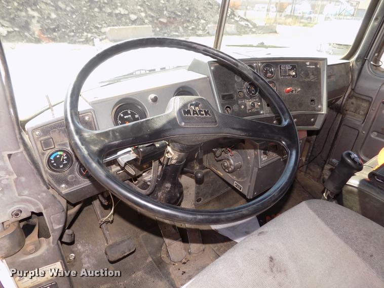 image for item DA3053 1991 Mack RD690S dump truck