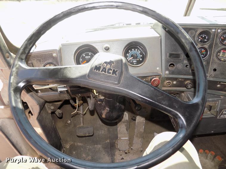 image for item DA3053 1991 Mack RD690S dump truck