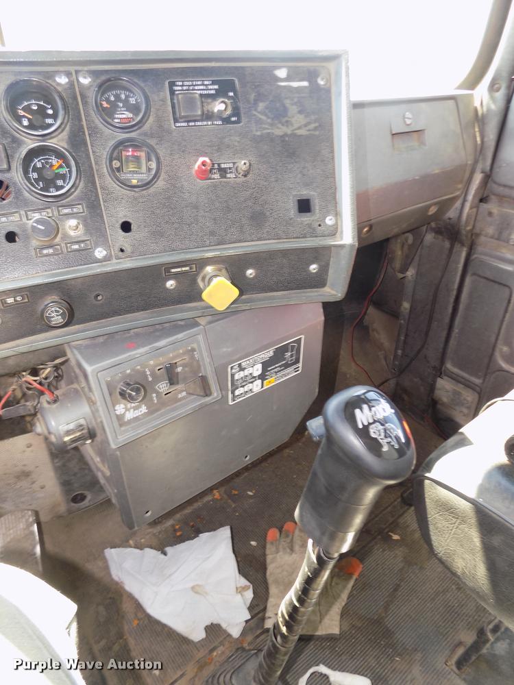 image for item DA3053 1991 Mack RD690S dump truck