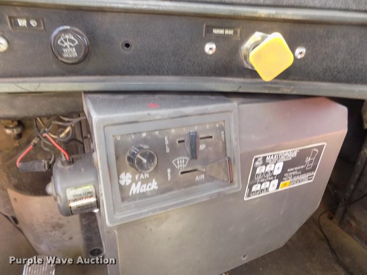 image for item DA3053 1991 Mack RD690S dump truck