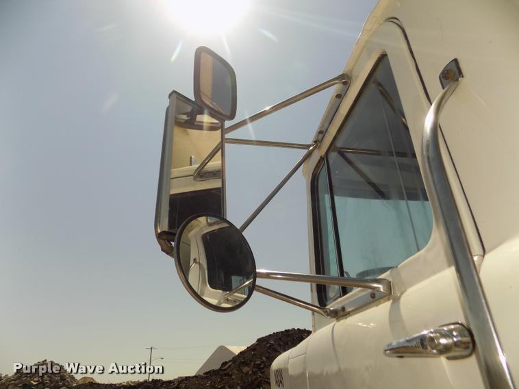 image for item DA3053 1991 Mack RD690S dump truck