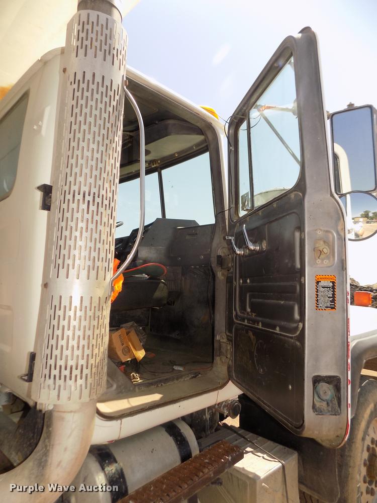 image for item DA3053 1991 Mack RD690S dump truck