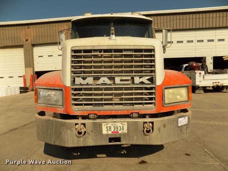 image for item DA3068 1994 Mack CH613 semi truck