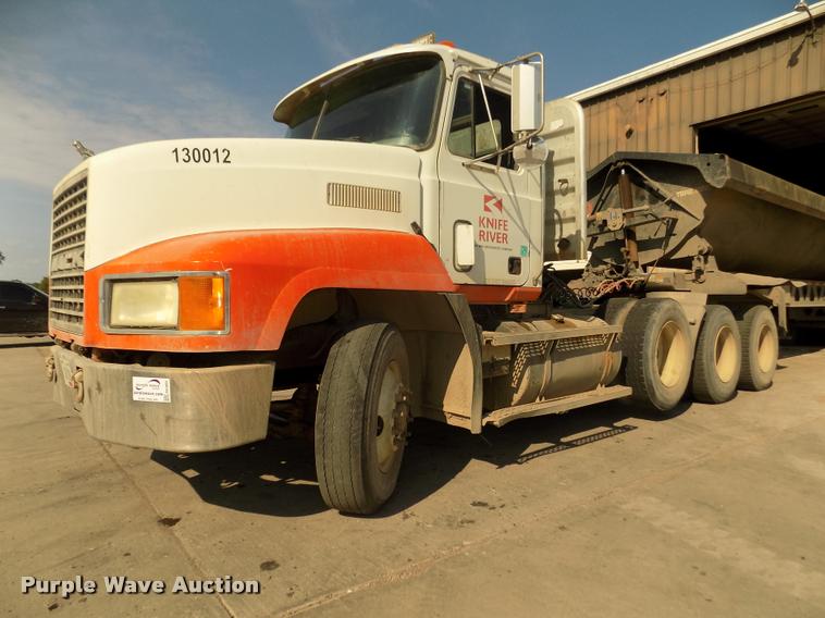 image for item DA3068 1994 Mack CH613 semi truck