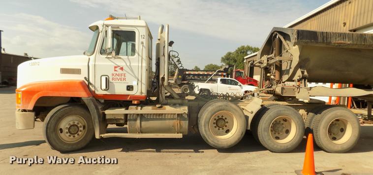 image for item DA3068 1994 Mack CH613 semi truck