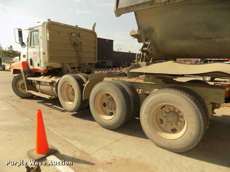 image for item DA3068 1994 Mack CH613 semi truck