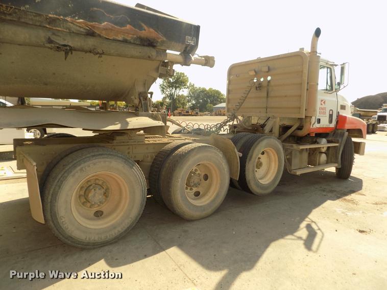 image for item DA3068 1994 Mack CH613 semi truck