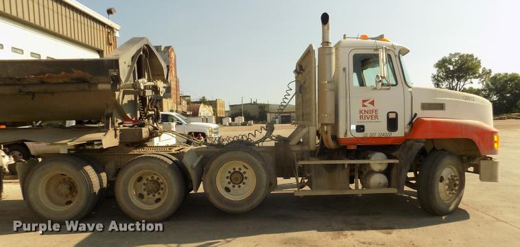 image for item DA3068 1994 Mack CH613 semi truck