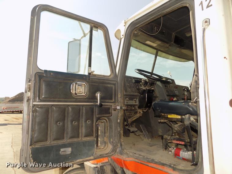 image for item DA3068 1994 Mack CH613 semi truck