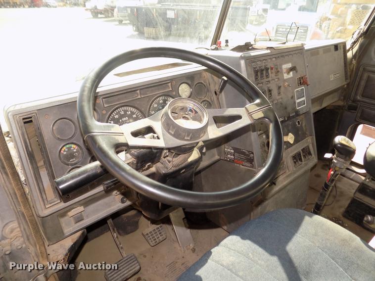 image for item DA3068 1994 Mack CH613 semi truck