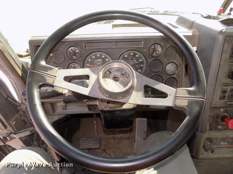 image for item DA3068 1994 Mack CH613 semi truck