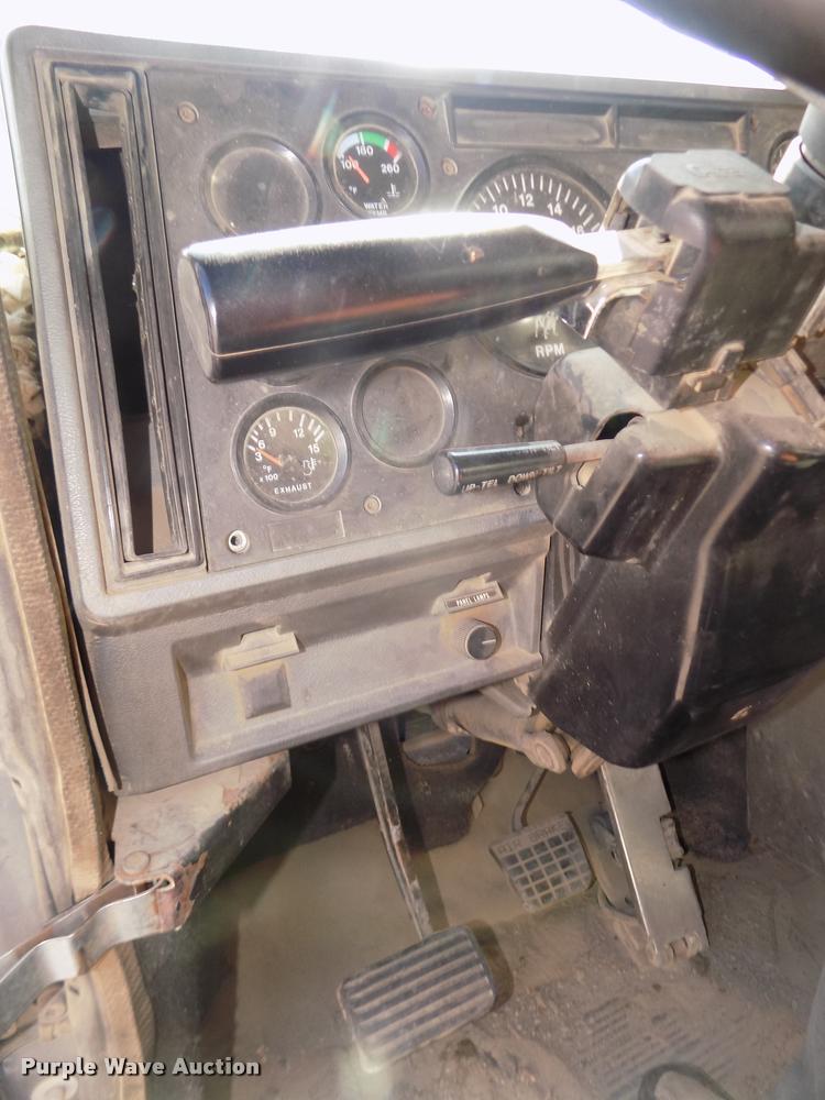 image for item DA3068 1994 Mack CH613 semi truck