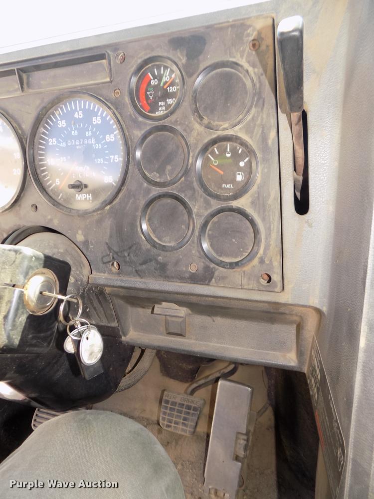 image for item DA3068 1994 Mack CH613 semi truck