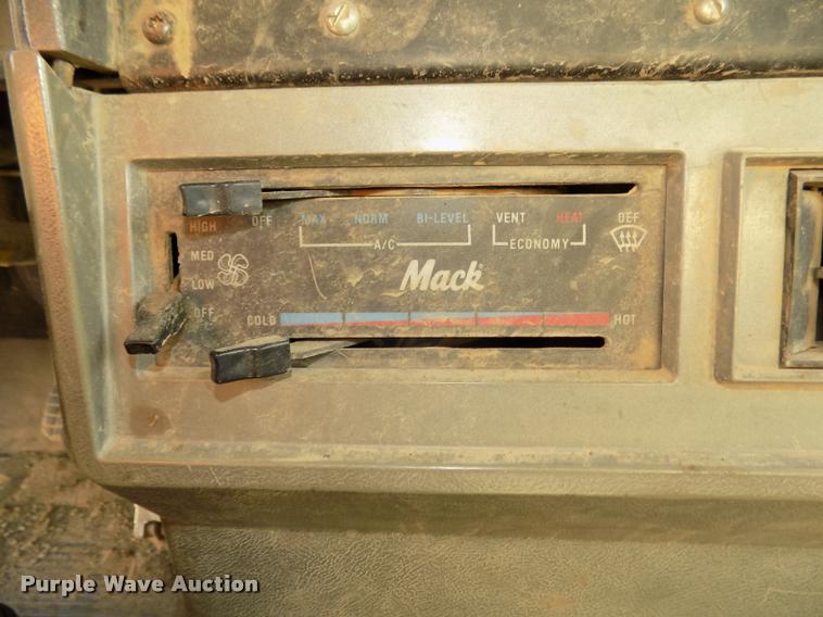 image for item DA3068 1994 Mack CH613 semi truck