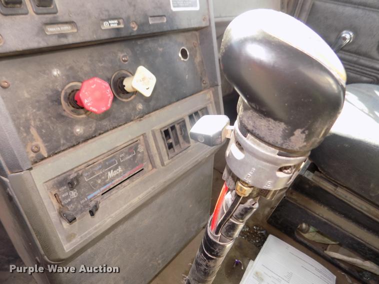 image for item DA3068 1994 Mack CH613 semi truck