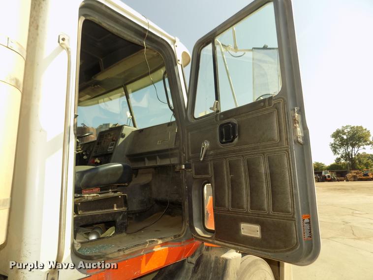 image for item DA3068 1994 Mack CH613 semi truck