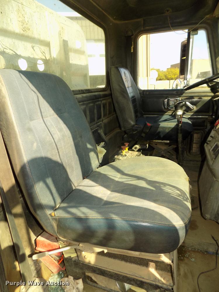 image for item DA3068 1994 Mack CH613 semi truck