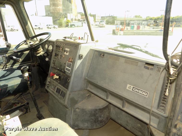 image for item DA3068 1994 Mack CH613 semi truck