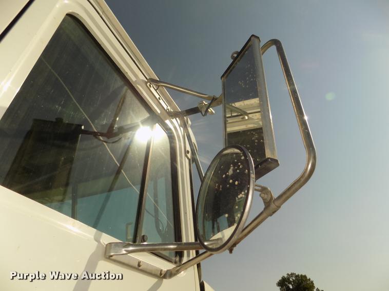 image for item DA3068 1994 Mack CH613 semi truck