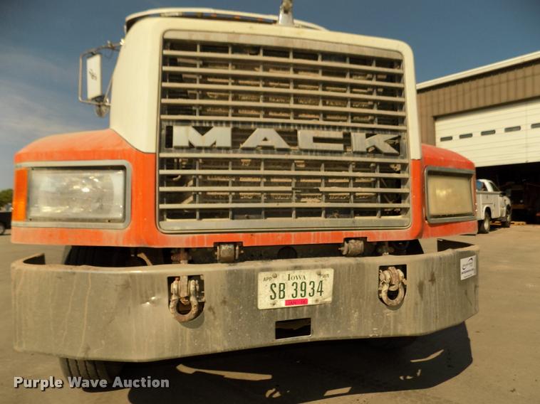 image for item DA3068 1994 Mack CH613 semi truck