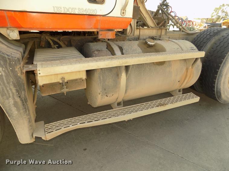 image for item DA3068 1994 Mack CH613 semi truck