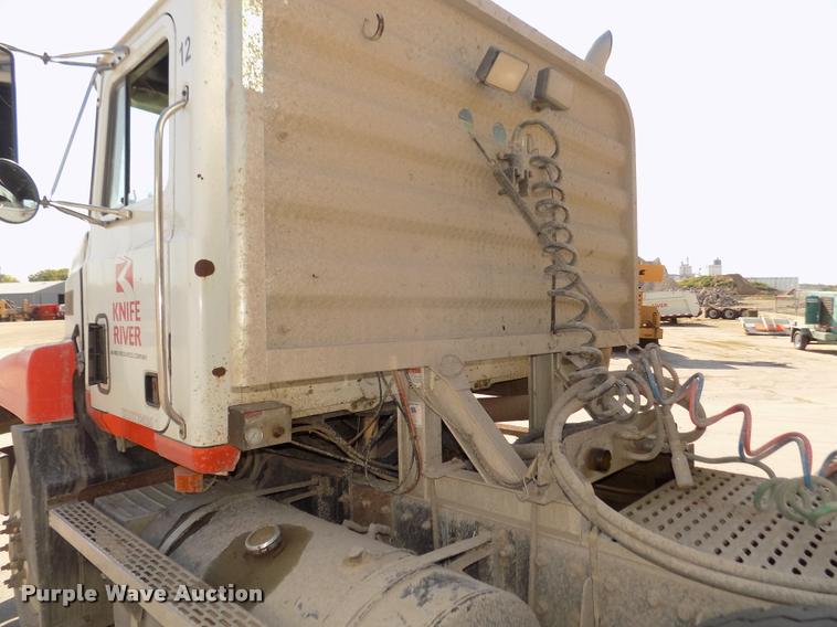 image for item DA3068 1994 Mack CH613 semi truck