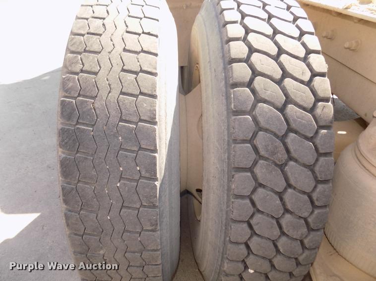 image for item DA3068 1994 Mack CH613 semi truck