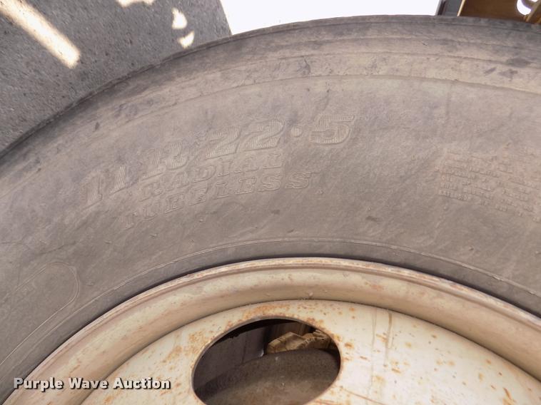 image for item DA3068 1994 Mack CH613 semi truck