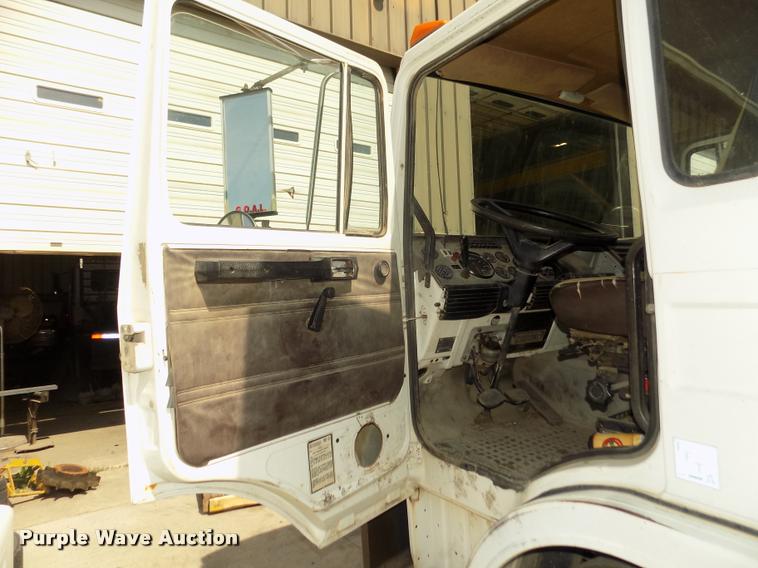 image for item DA3070 1989 Mack MS200P box truck