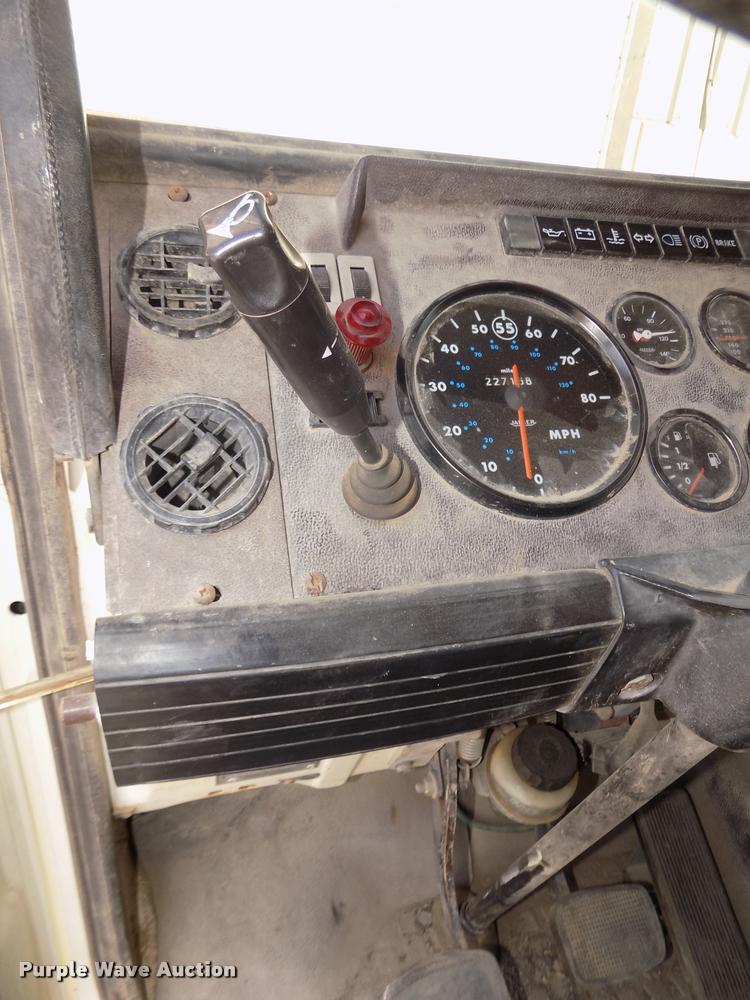 image for item DA3070 1989 Mack MS200P box truck