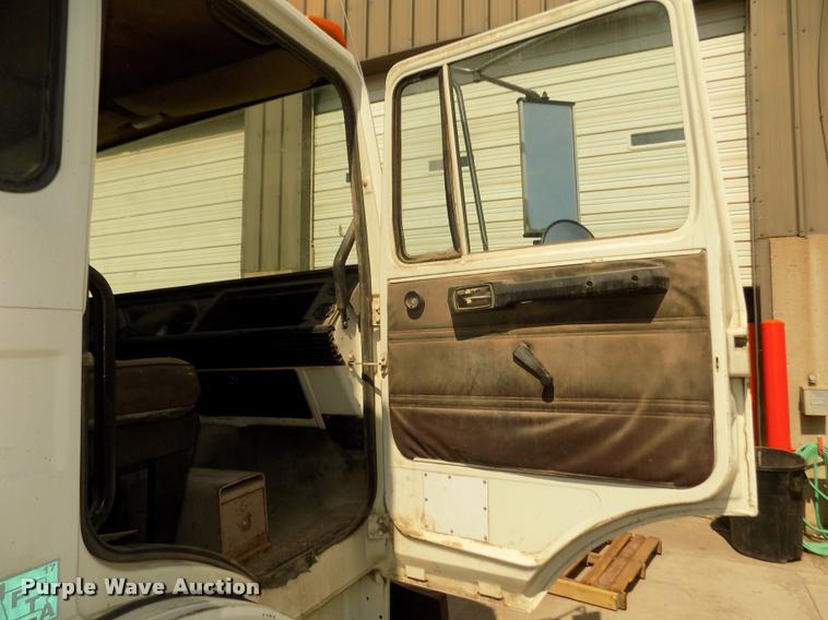 image for item DA3070 1989 Mack MS200P box truck