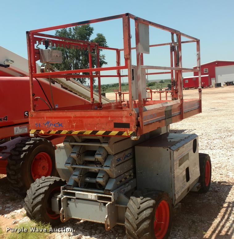image for item DA5657 2007 Sky Jack SJ6832RT scissor lift