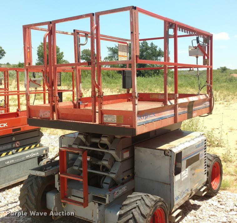 image for item DA5657 2007 Sky Jack SJ6832RT scissor lift