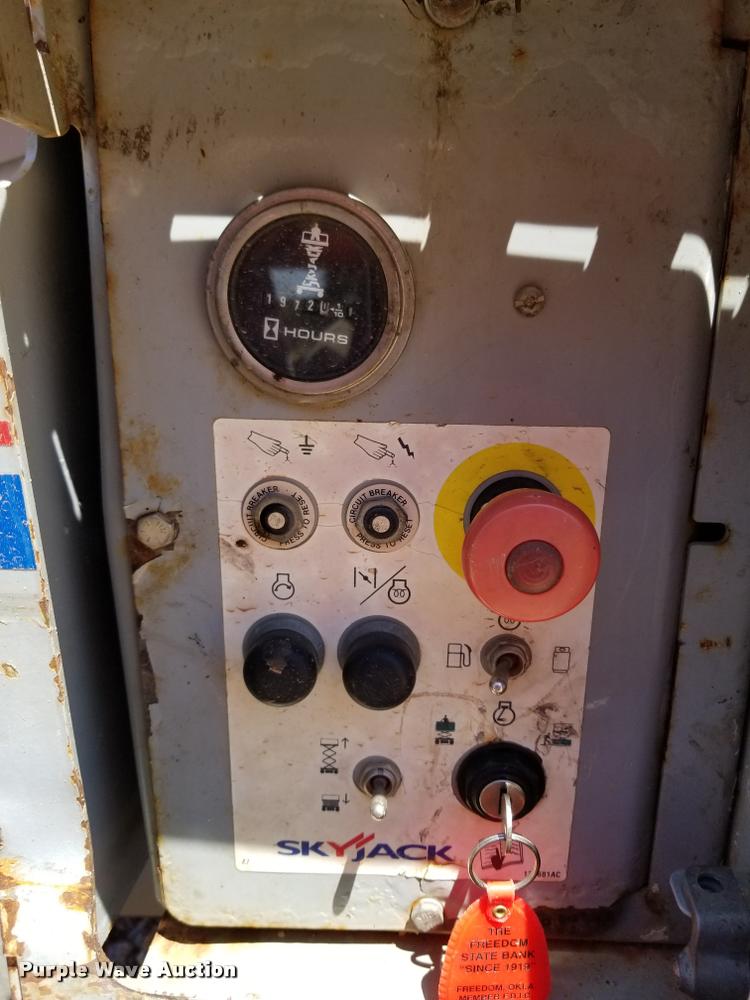 image for item DA5657 2007 Sky Jack SJ6832RT scissor lift