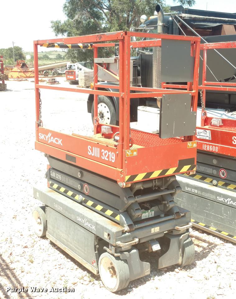 image for item DA5658 2012 Sky Jack SJIII 3219 scissor lift