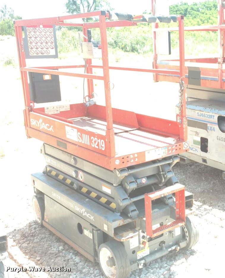 image for item DA5658 2012 Sky Jack SJIII 3219 scissor lift