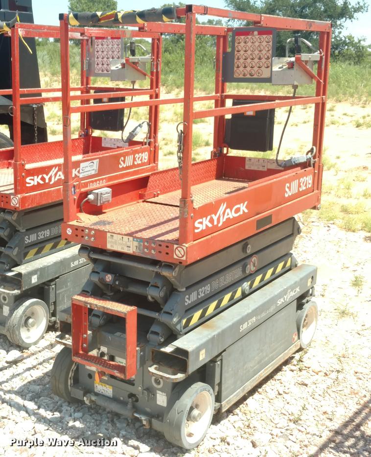 image for item DA5658 2012 Sky Jack SJIII 3219 scissor lift