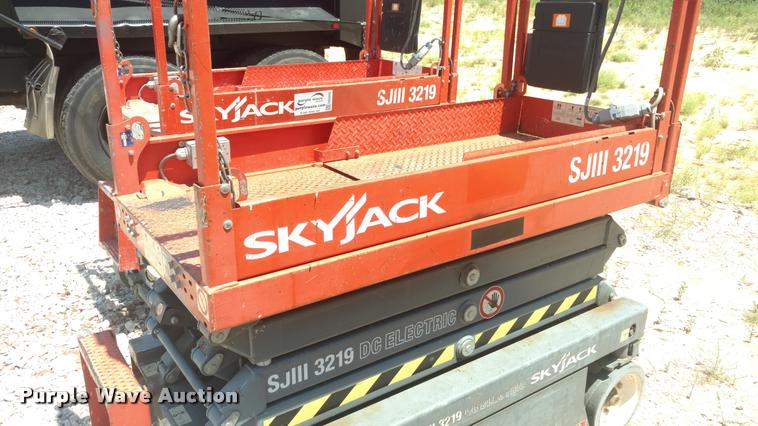 image for item DA5658 2012 Sky Jack SJIII 3219 scissor lift