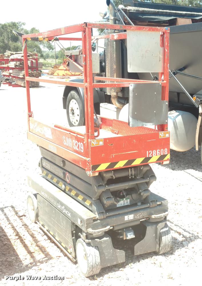 image for item DA5659 2013 Sky Jack SJIII 3219 scissor lift