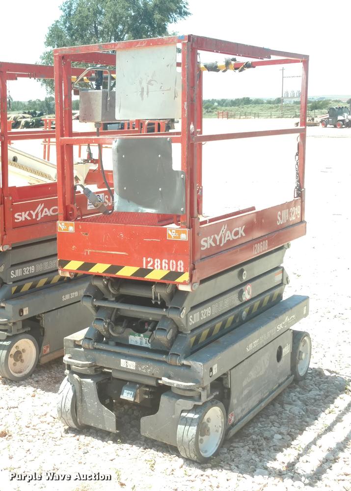 image for item DA5659 2013 Sky Jack SJIII 3219 scissor lift