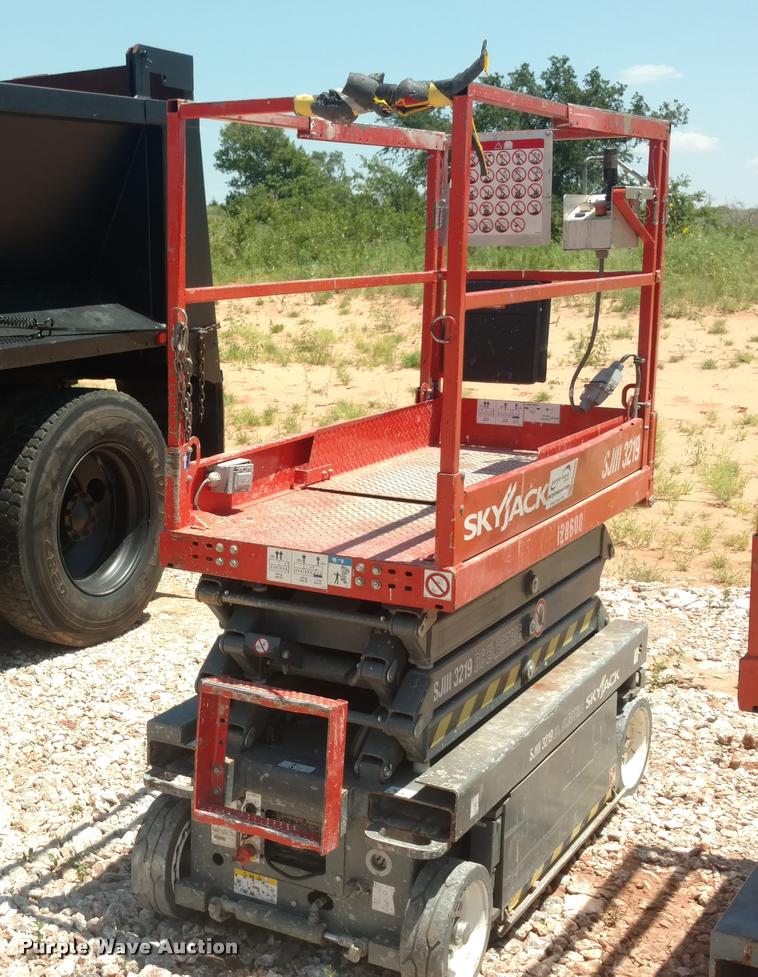 image for item DA5659 2013 Sky Jack SJIII 3219 scissor lift