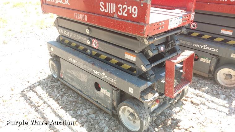 image for item DA5659 2013 Sky Jack SJIII 3219 scissor lift