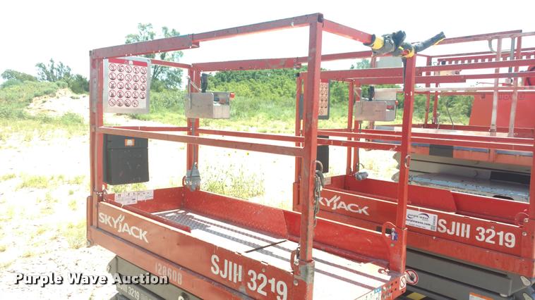 image for item DA5659 2013 Sky Jack SJIII 3219 scissor lift