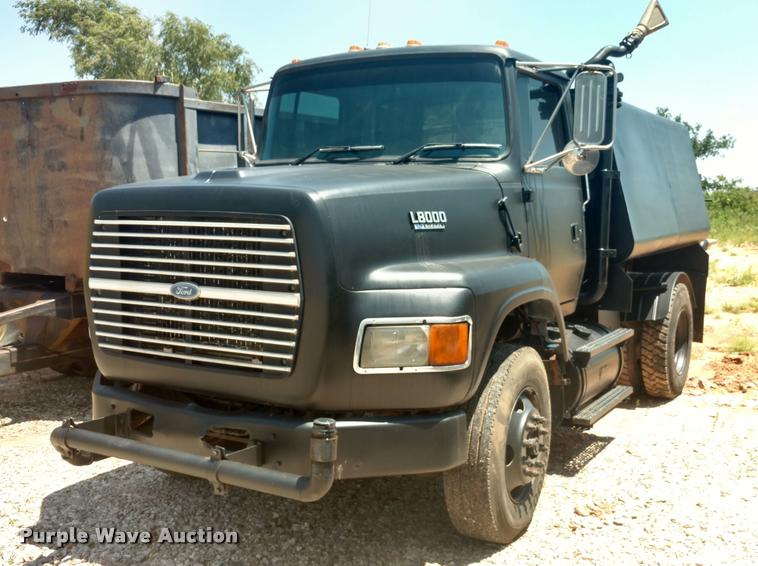 image for item DA5661 1995 Ford LS8000 water truck